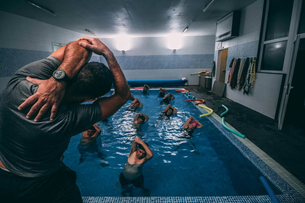 Beginner exhaling underwater during freestyle swimming techniques for beginners