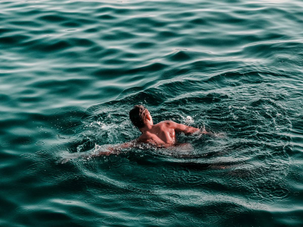 Elite swimmer demonstrating proper early vertical forearm technique for swimming tips and techniques