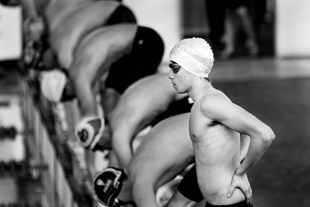 gym exercises to improve swimming showing a swimmer performing resistance band rows and core planks at a fitness center